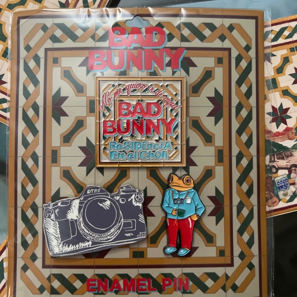 Bad Bunny “No Me Quiero ir de Aquí” Camera Enamel Pin Set Seguimo’ Aquí Merch - Picture 1 of 3